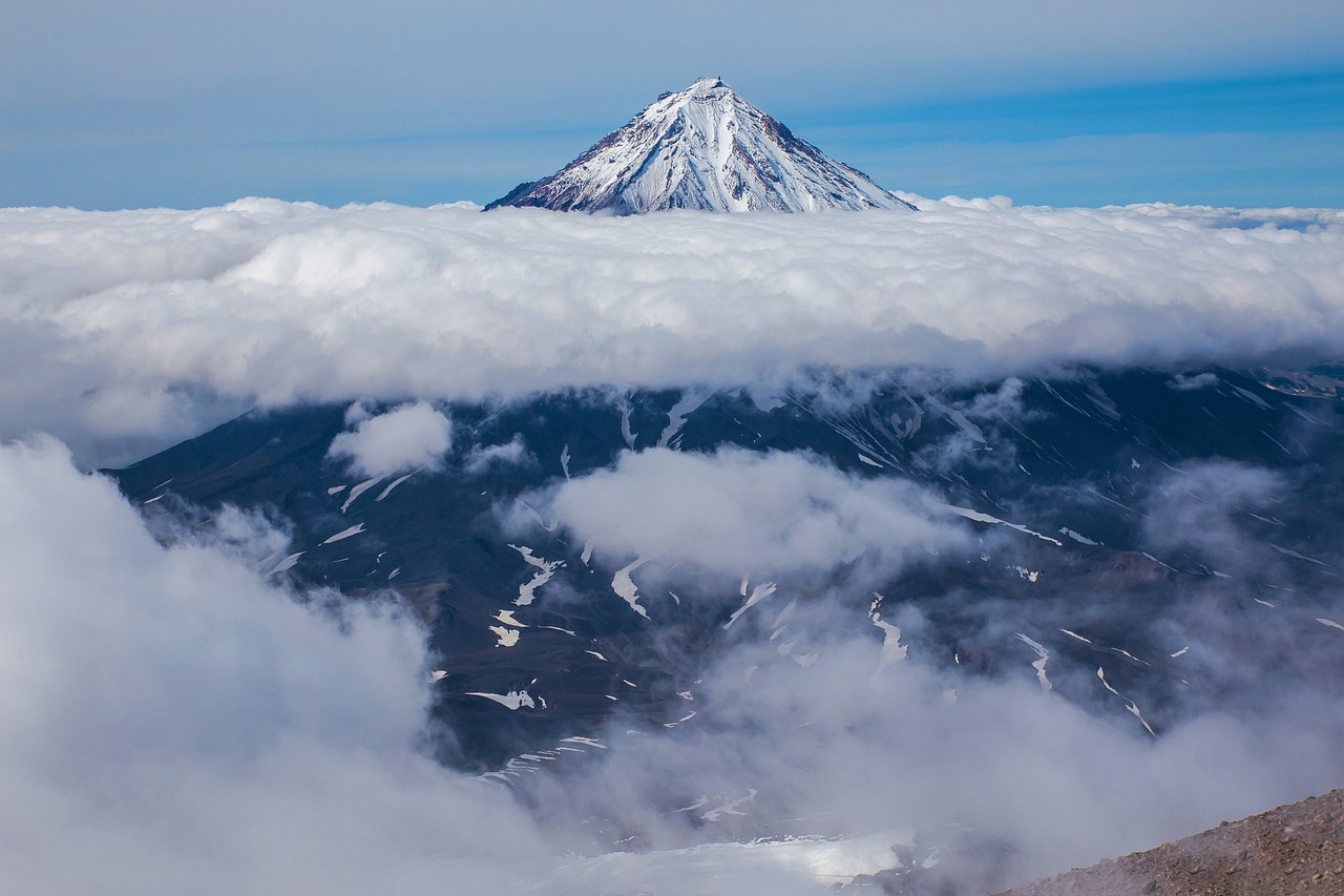 富士山雪顶迟迟不来，其背后的自然奥秘与期待之情